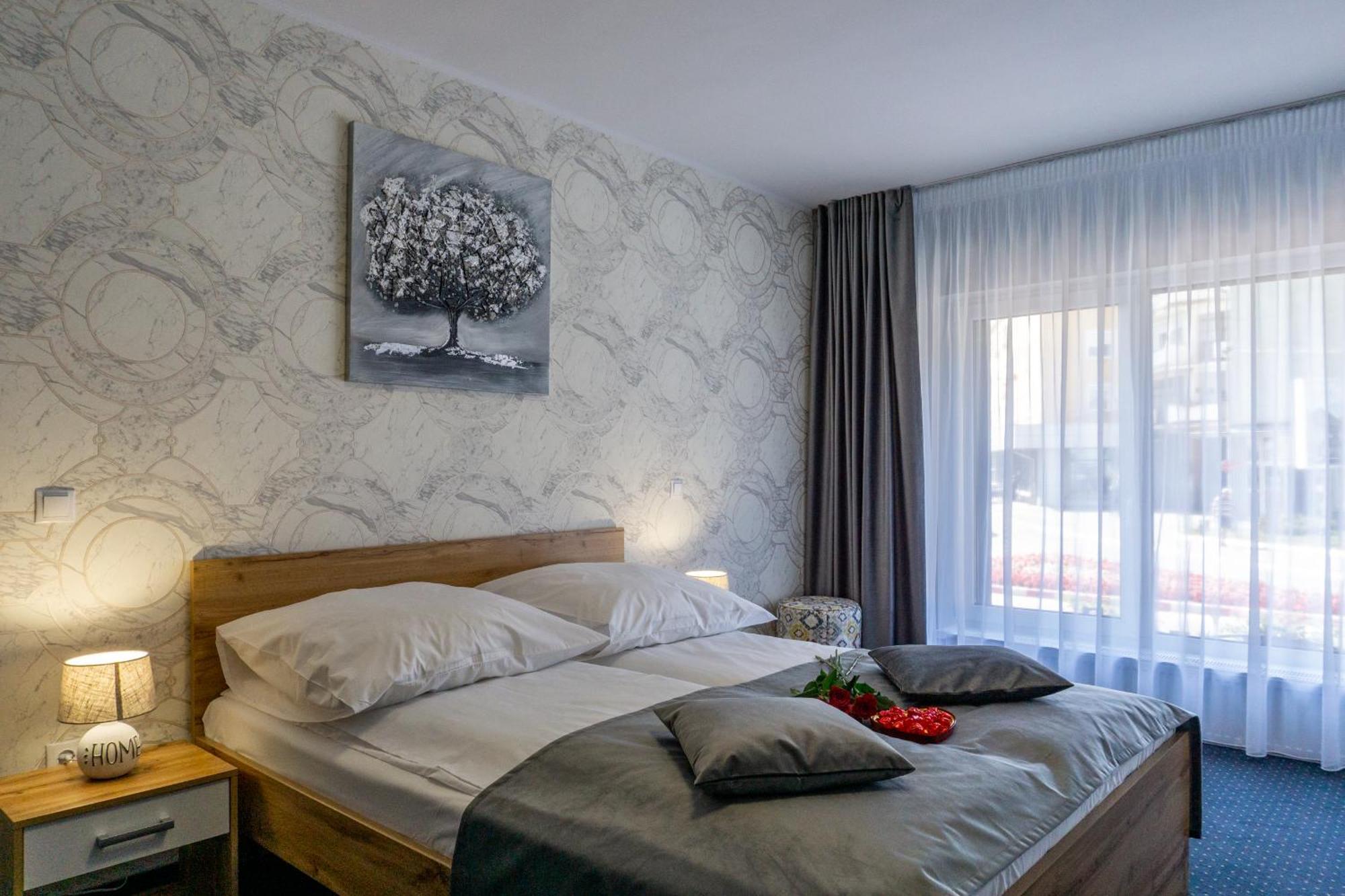 Hotel Epic Centrum Cisnădie Oda fotoğraf