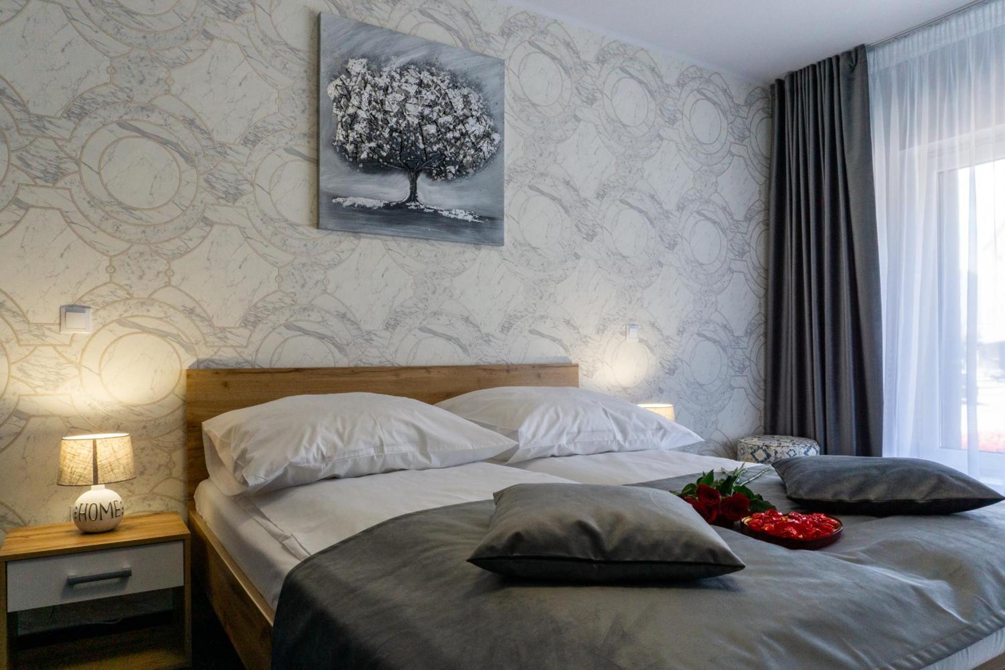 Hotel Epic Centrum Cisnădie Oda fotoğraf