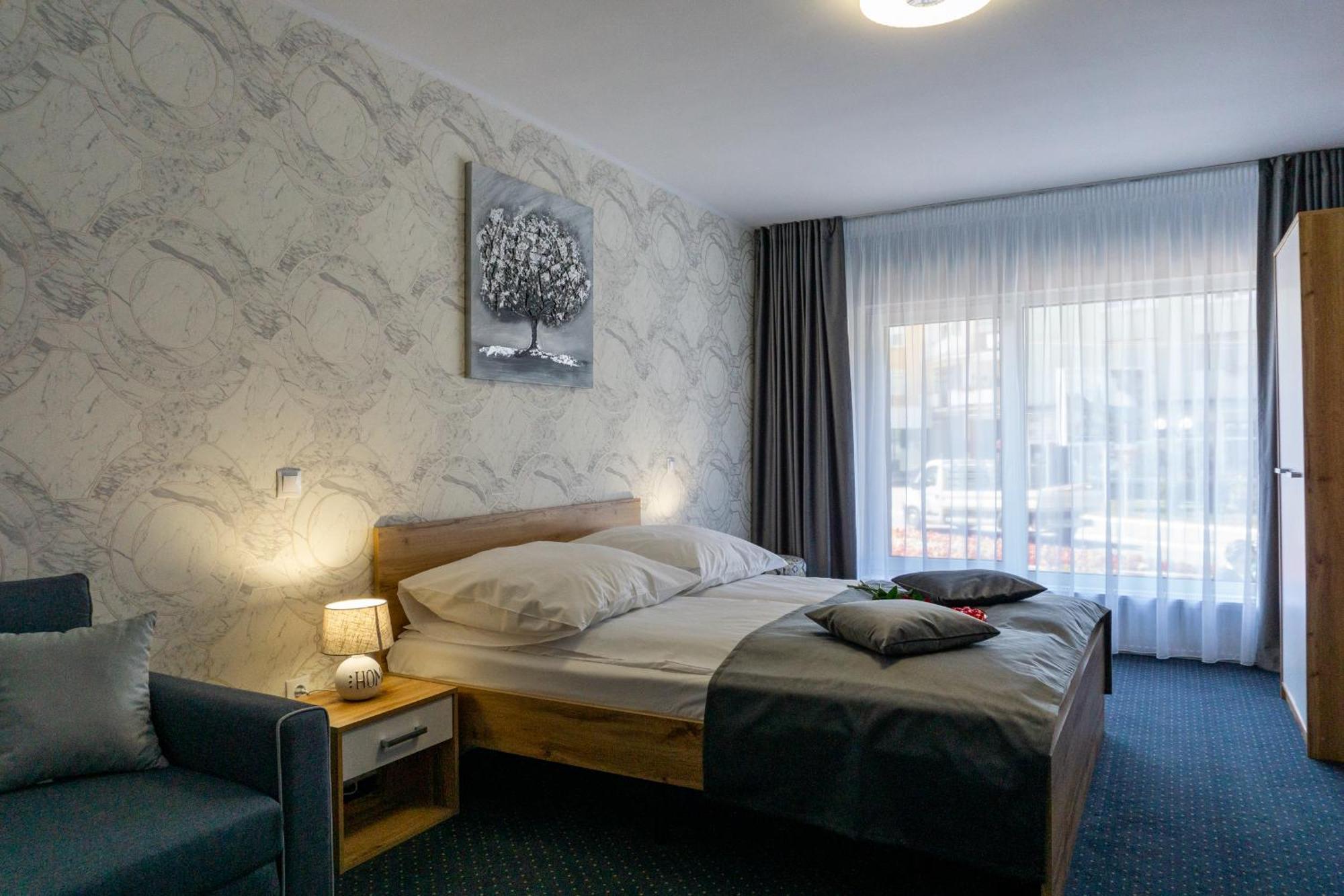 Hotel Epic Centrum Cisnădie Oda fotoğraf